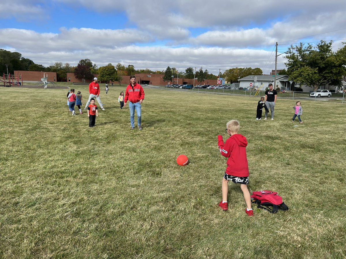 MrsEads_PRE's tweet photo. We had so much fun playing with our special guests from the Ball State Baseball team today! Go Cards! ❤️⚾️ #ballstatebaseball #shinelikestars #southviewstars #kinderlearning @BallStateSports @BallStateBB @MuncieSchools @SV_MCS https://t.co/nPNpSwleKd