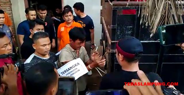 Rekonstruksi Pembunuhan Satu Keluarga di Way Kanan, Tersangka Peragakan 81 Adegan teraslampung.com/rekonstruksi-p…