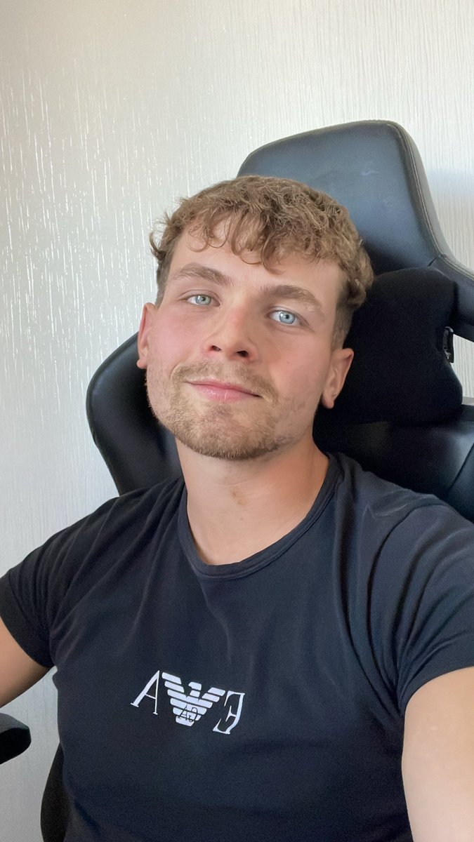 It’s Friday boys, have a good weekend!🤍