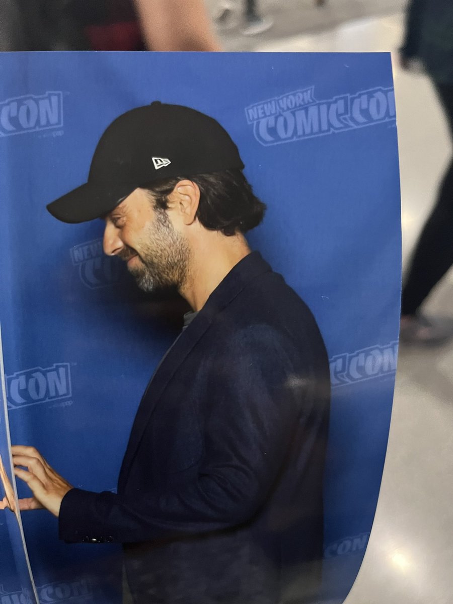 coolbabybluess's tweet photo. I AM ACTUALLY SOBBING ON THE COMIC CON FLOOR https://t.co/9DXtBAl7Ld