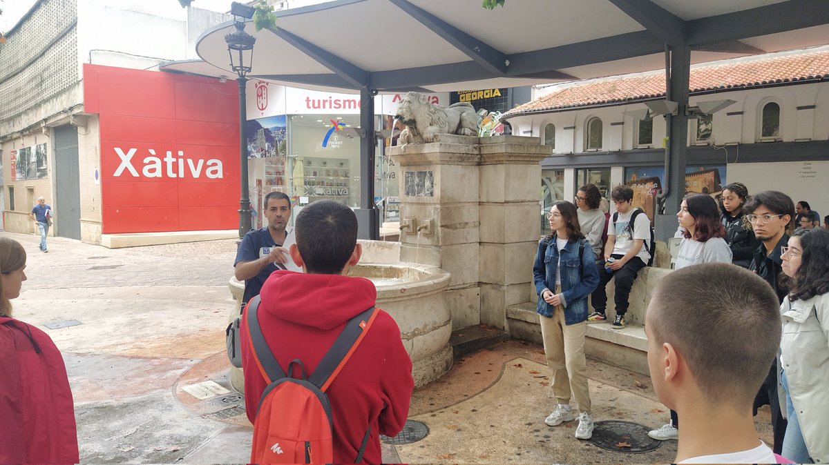sentirene1's tweet photo. Hoy hemos pasado un gran día en @XativaTurisme con 1°de GUIAT de las @EEArtesanosVAL , con nuestro ex alumno Pascual, gerente de su empresa @dturisme .
Gracias por todo. https://t.co/erXVwYG5O6