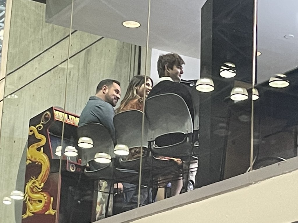 jfc993's tweet image. Peep @CriticalRole @WillingBlam @LauraBaileyVO hope you guys have a great con. - just a critter who couldn’t come yesterday who hopes to see ya on the show floor. #bidet  #CriticalRole #jester ( I’m in a kevin smith jersey)