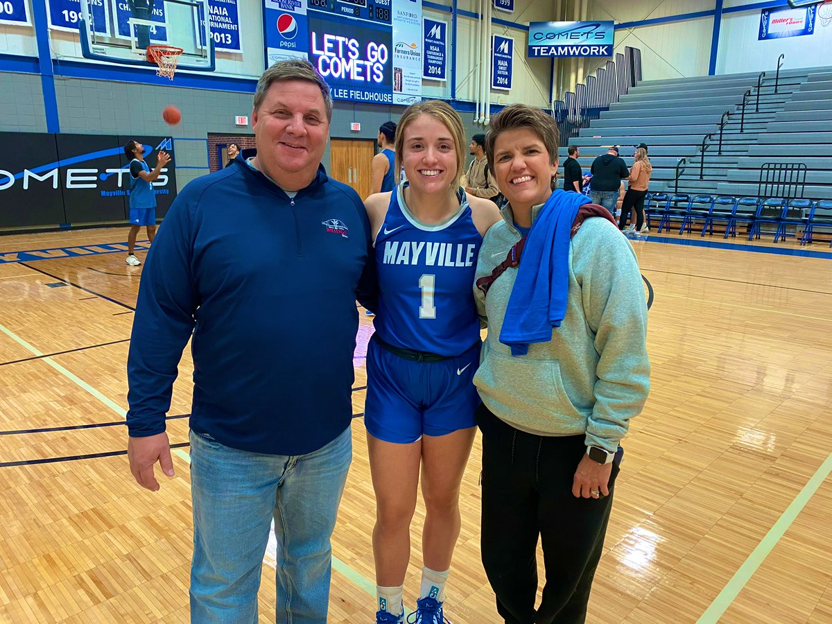 SiebenLaurie's tweet image. Always Great Seeing this Comet @cassiesieben12 and @CometsWBB as They Kicked It Off With Their Annual 8:00 O’Clock Rock Last Night!!👊🏀 Best of Luck this Season Comets, Let’s Go! #RollMets #RoundBallFun