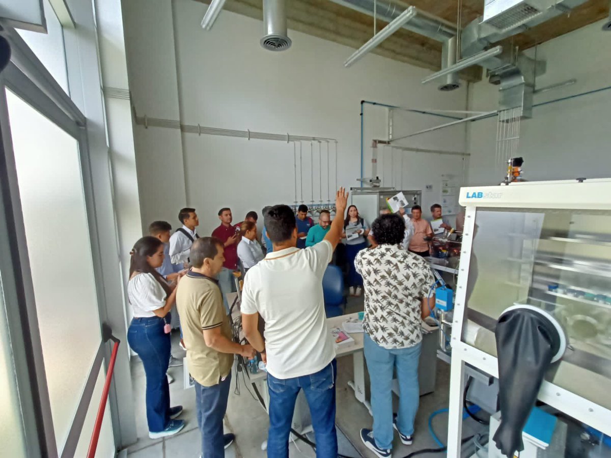 ANDI_Santander's tweet photo. Pudimos recorrer los laboratorios de @PTGuatiguara @uis empezando con #Surflab laboratorio icónico que nos permite conocer las superficies de materiales sólidos 🔍💡 https://t.co/MZfB7ptgyc