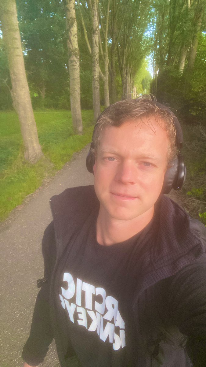 Gisteren te horen gekregen en NU gestart; in drieënhalve dag een kleine 200km naar Brussel wandelen om maandagavond een <a href="/3FM/">3FM | We Want More!</a> Exclusive van mijn lievelingsapen <a href="/ArcticMonkeys/">Arctic Monkeys</a> bij te kunnen wonen. De beloning zal zoet zijn, maar man, wat een uitdaging (en avontuur!).