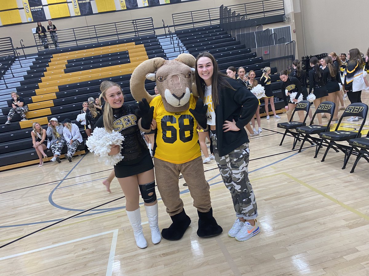 stusse_grote's tweet photo. 💛🖤
Happy Homecoming!
Go Rams, Go Rams, Go Rams Go! 
🖤💛 https://t.co/HAlDa8rwL4