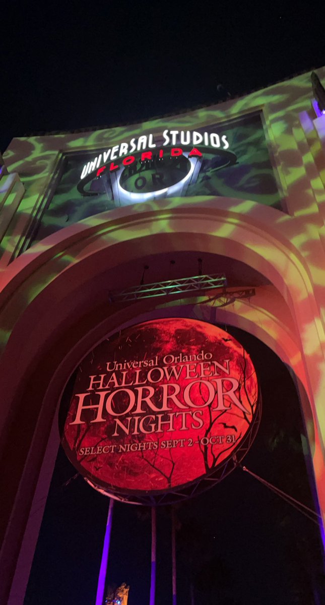 StrnglySpecific's tweet photo. We gotta do this again @MBNerdStuff HHN was a scream! 😈😈🧟‍♂️🧙‍♀️ #hhn https://t.co/lOMvaFo5pV