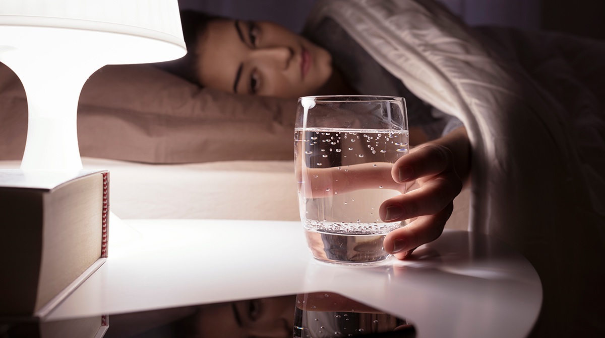Beber agua antes de irse a dormir podría tener el efecto contrario al que buscas