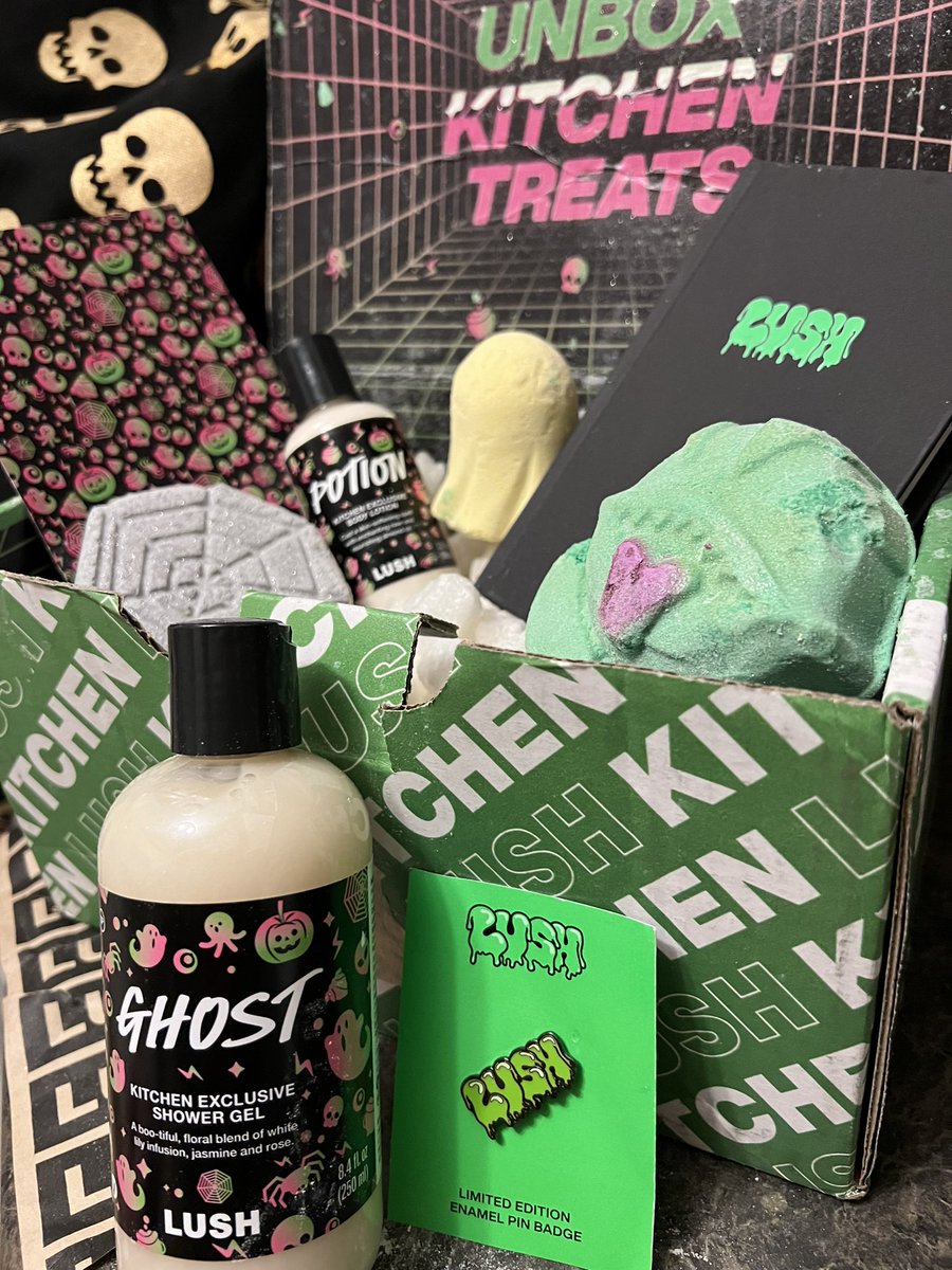 mentalhealthyxe's tweet photo. @lushcosmetics couldn't be more happy with my inaugural North American #lushkitchen box! Spoooooky. 👻🧙🏻‍♀️🕸👩‍🍳 https://t.co/qTxhGo7QLv