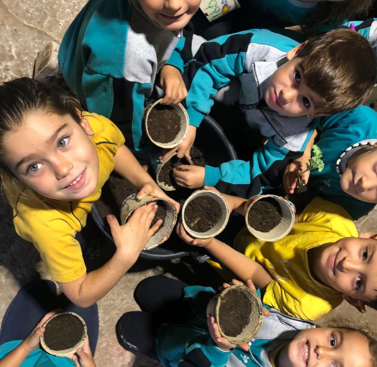 CreixenPovill's tweet photo. 🌧 Avui la pluja no ens ha impedit anar a l’Hortet del Bruc 👩🏻🌾🧑🏻🌾
Hem #plantat 🌱, #estampat plantes, jugat i rigut!
Ara ja som uns experts i expertes per engegar el nostre propi #hort 🥬🥕🥔
Visca 💪🏻❤️ https://t.co/DkCuJc3OF5