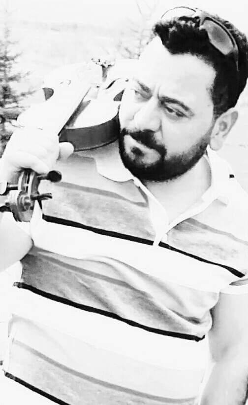 Yurdun olmadı senin; 
hiçbir zaman da olmayacak!
Ne çıkar linç kültüründe demokratik hakların...
Kim umursar, illegal aynalarda yasal yüzünü...

Sen iyisi mi, bir süre denize girme,
acıtmasın yaralarını deniz suyu.

Birdal Erdoğmuş  -