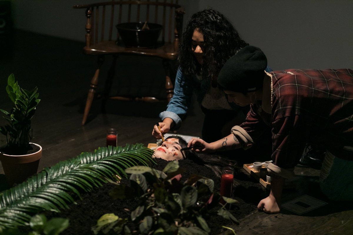 🌿 Striking moments from "Trans-cimiento" by #FlaviaMarcusBien on Saturday with <a href="/MommasHistory/">Cheyney McKnight</a> 🪴 A transcript of the inspiring conversation between the performers and curator #AlexisHeller will be online soon! 📸 Charles Roussel