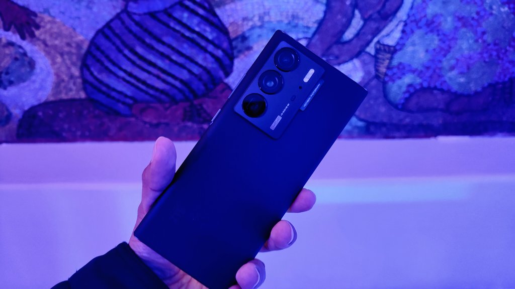 ElGeorgeCova's tweet photo. La nueva #AXON40series, comandada por el potente #axon40ultra. Después tenemos el #axon40pro y finalmente el #axon40se.
@ZTE_Mx https://t.co/DSGzuZ1CsH