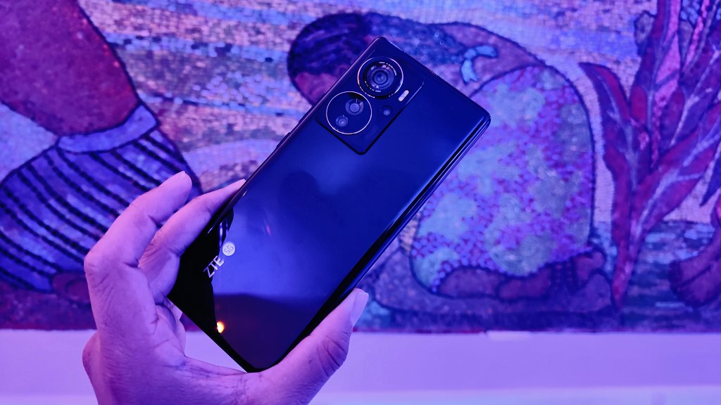ElGeorgeCova's tweet photo. La nueva #AXON40series, comandada por el potente #axon40ultra. Después tenemos el #axon40pro y finalmente el #axon40se.
@ZTE_Mx https://t.co/DSGzuZ1CsH