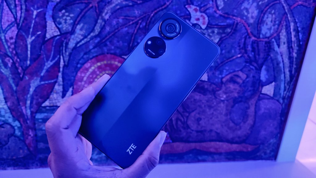ElGeorgeCova's tweet photo. La nueva #AXON40series, comandada por el potente #axon40ultra. Después tenemos el #axon40pro y finalmente el #axon40se.
@ZTE_Mx https://t.co/DSGzuZ1CsH