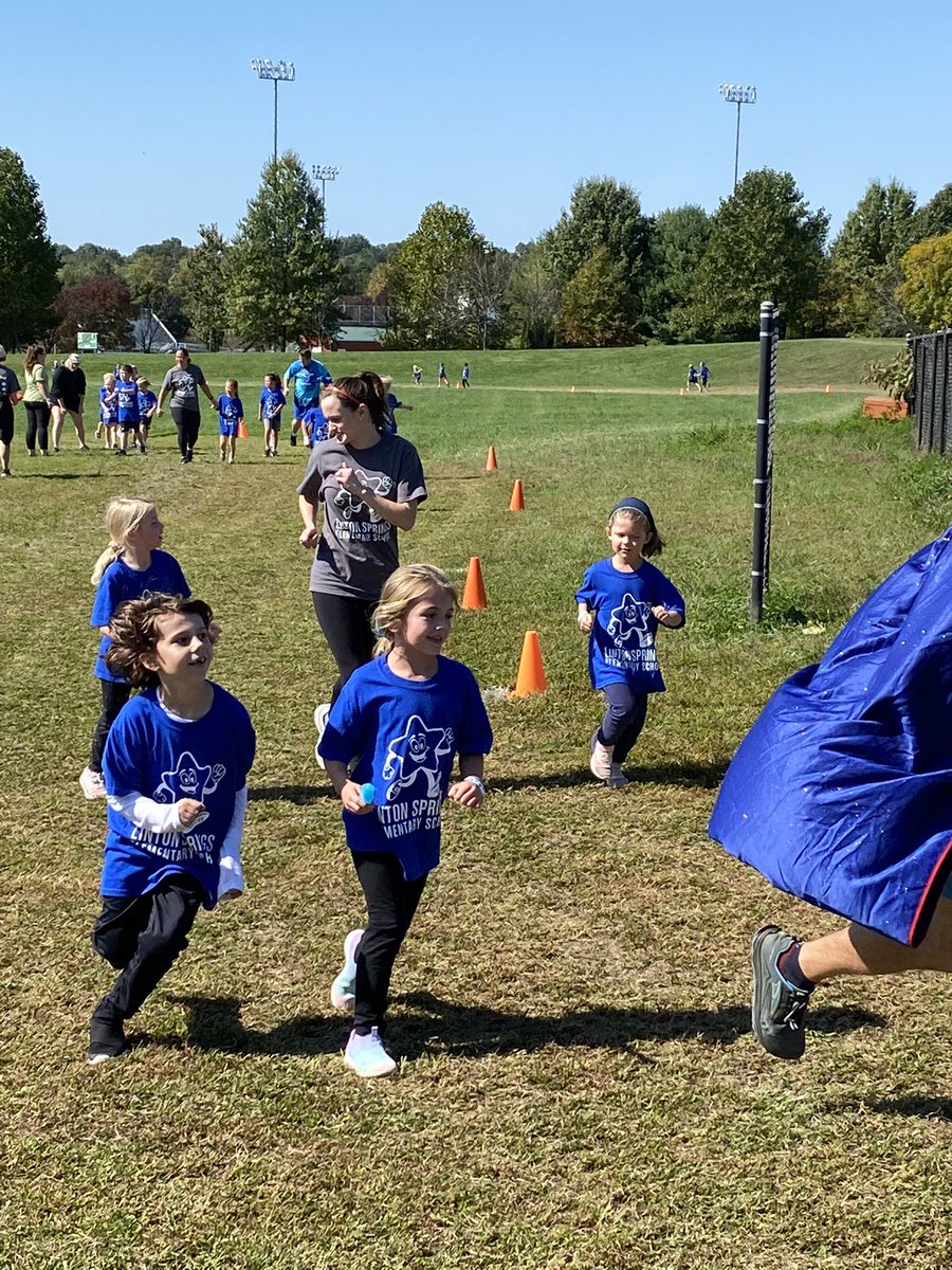LintonSprings's tweet photo. Our 1st grade Super Stars are on the move! Our 2nd grade Stars cheering them is super cute! #TeamLSESuperStars #LeadingLinton #FunRunFriday https://t.co/Z7Rw31MFUO