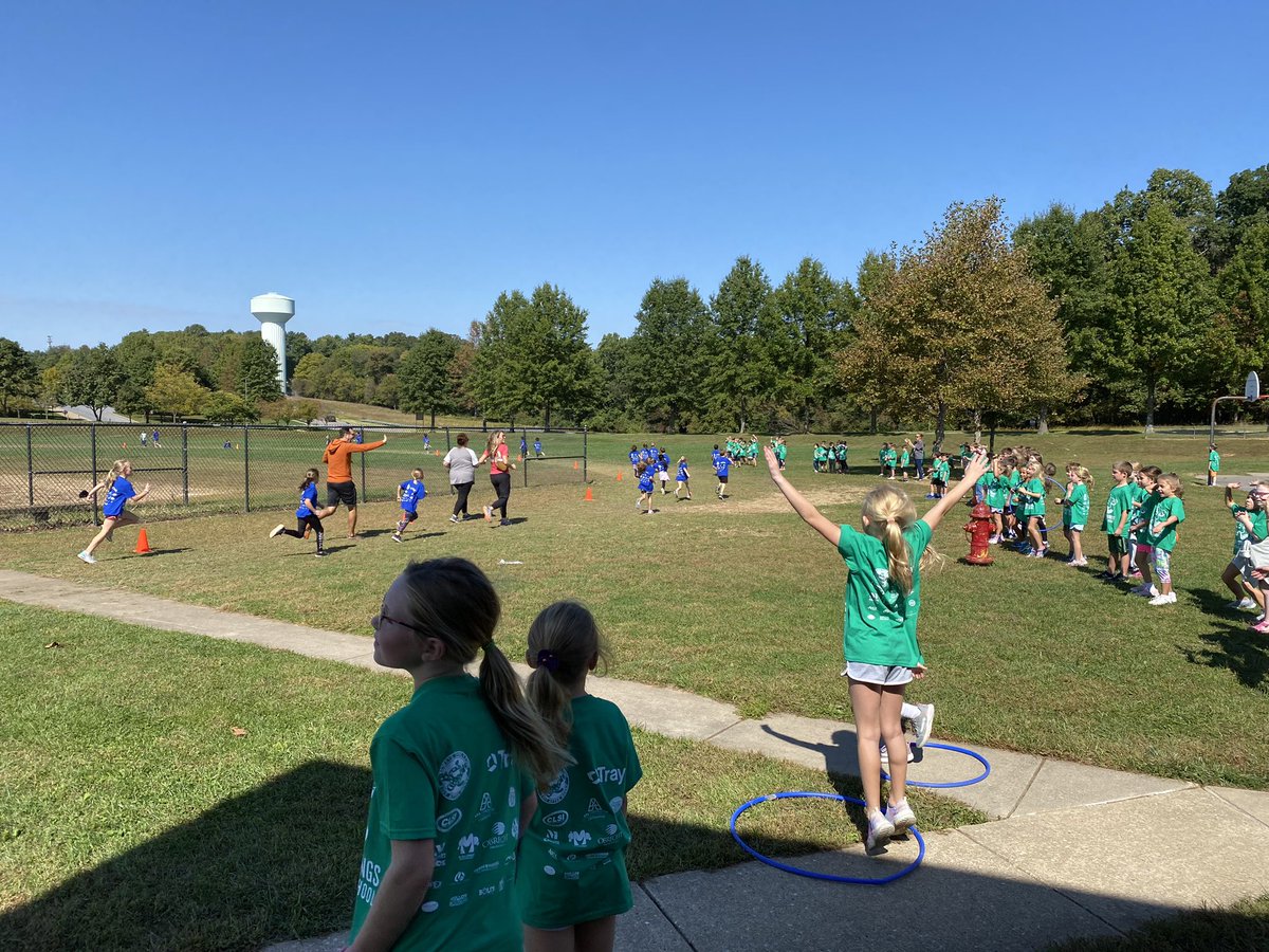 LintonSprings's tweet photo. Our 1st grade Super Stars are on the move! Our 2nd grade Stars cheering them is super cute! #TeamLSESuperStars #LeadingLinton #FunRunFriday https://t.co/Z7Rw31MFUO