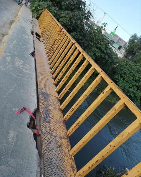 OmarNNoticias's tweet photo. #reporteciudadano 
🚷VECINOS DE LAS MERCEDES SOLICITAN ARREGLAR PUENTE QUE PONE EN PELIGRO A CIUDADANOS🚳
•El reporte son las malas consunciones en el que se encuentra el puente peatonal de la avenida Seminario entre las colonias Los Silos y las Mercedes que esta a punto de caer https://t.co/eULTFprKgs