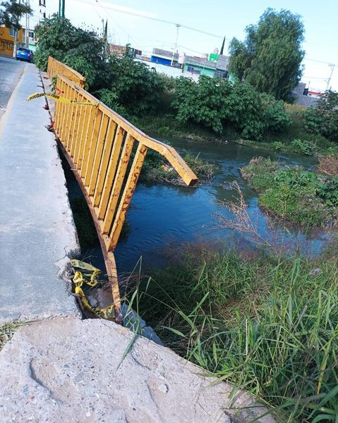 OmarNNoticias's tweet photo. #reporteciudadano 
🚷VECINOS DE LAS MERCEDES SOLICITAN ARREGLAR PUENTE QUE PONE EN PELIGRO A CIUDADANOS🚳
•El reporte son las malas consunciones en el que se encuentra el puente peatonal de la avenida Seminario entre las colonias Los Silos y las Mercedes que esta a punto de caer https://t.co/eULTFprKgs