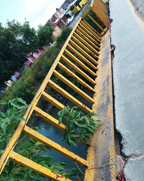 OmarNNoticias's tweet photo. #reporteciudadano 
🚷VECINOS DE LAS MERCEDES SOLICITAN ARREGLAR PUENTE QUE PONE EN PELIGRO A CIUDADANOS🚳
•El reporte son las malas consunciones en el que se encuentra el puente peatonal de la avenida Seminario entre las colonias Los Silos y las Mercedes que esta a punto de caer https://t.co/eULTFprKgs