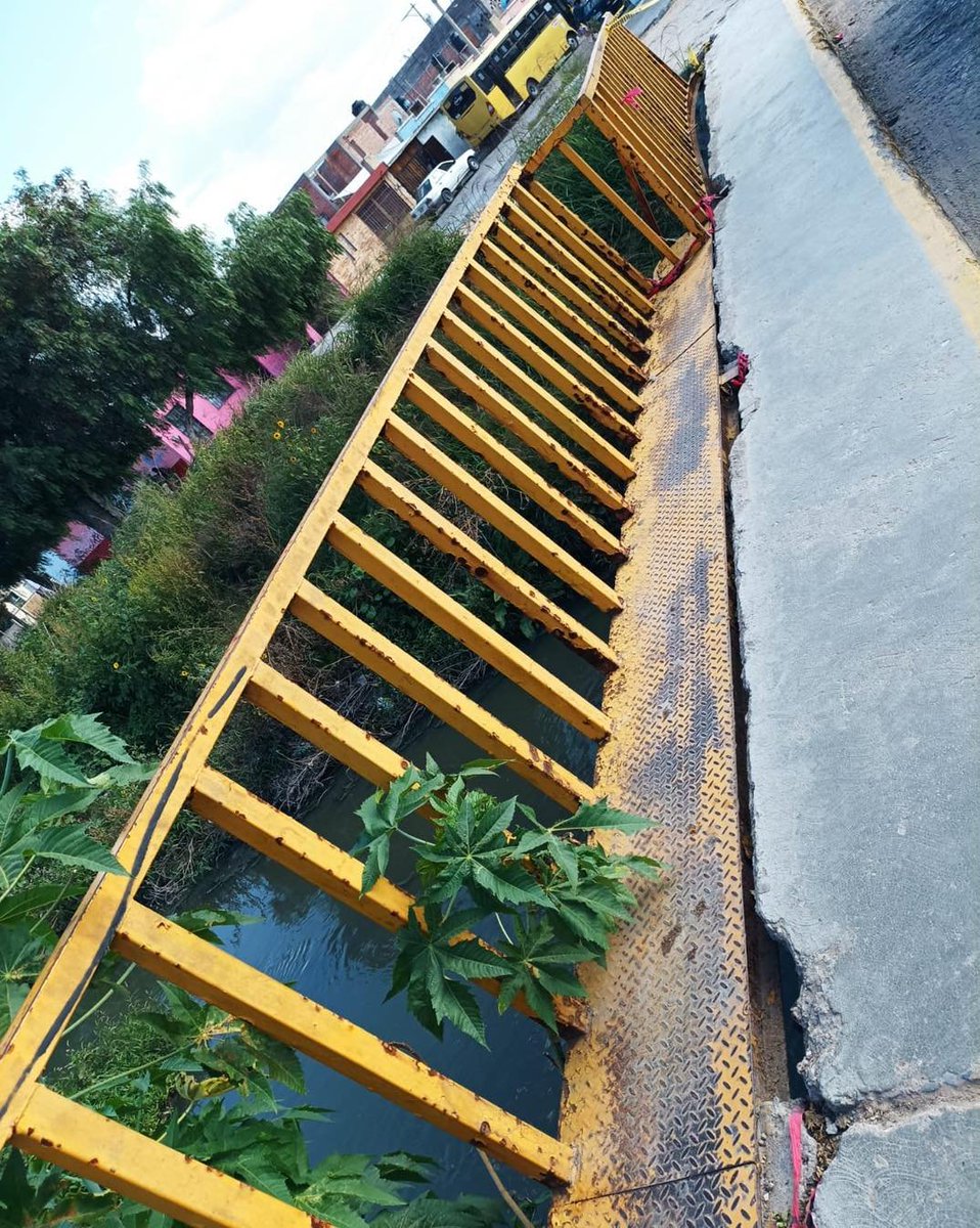 OmarNNoticias's tweet photo. #reporteciudadano 
🚷VECINOS DE LAS MERCEDES SOLICITAN ARREGLAR PUENTE QUE PONE EN PELIGRO A CIUDADANOS🚳
•El reporte son las malas consunciones en el que se encuentra el puente peatonal de la avenida Seminario entre las colonias Los Silos y las Mercedes que esta a punto de caer https://t.co/eULTFprKgs