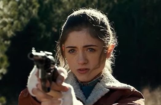 eggos_stranger7's tweet photo. tópico sensível: nancy wheeler com uma arma. https://t.co/GvvxQfDIKG