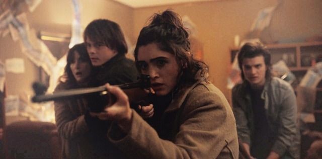 eggos_stranger7's tweet photo. tópico sensível: nancy wheeler com uma arma. https://t.co/GvvxQfDIKG