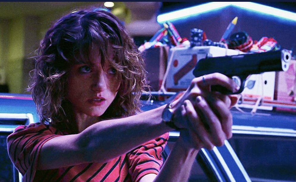 eggos_stranger7's tweet photo. tópico sensível: nancy wheeler com uma arma. https://t.co/GvvxQfDIKG