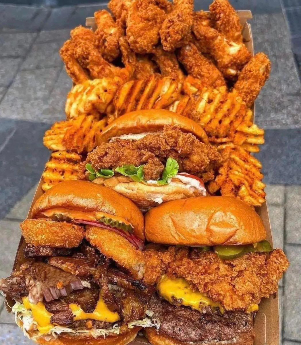 FBAwayDays's tweet image. Outside Rangers’ Ibrox Stadium, a fried chicken sharing platter - wow. 😍

💷 £26