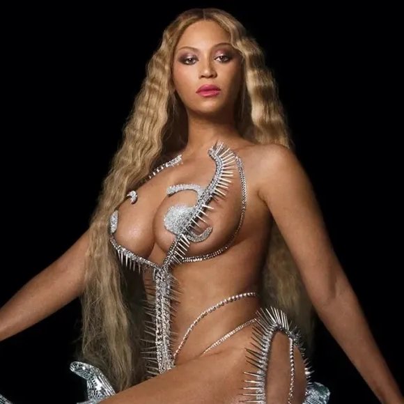 poptime's tweet photo. Após ser chamada de arrogante pelo duo 'Right Said Fred' e acusada de não pedir permissão para samplear música referência de "ALIEN SUPERSTAR", Beyoncé maceta:

"A permissão foi solicitada em 11 de maio, o uso foi aprovado em 15 de junho e pagamos tudo em agosto". https://t.co/sG3OjOYRff
