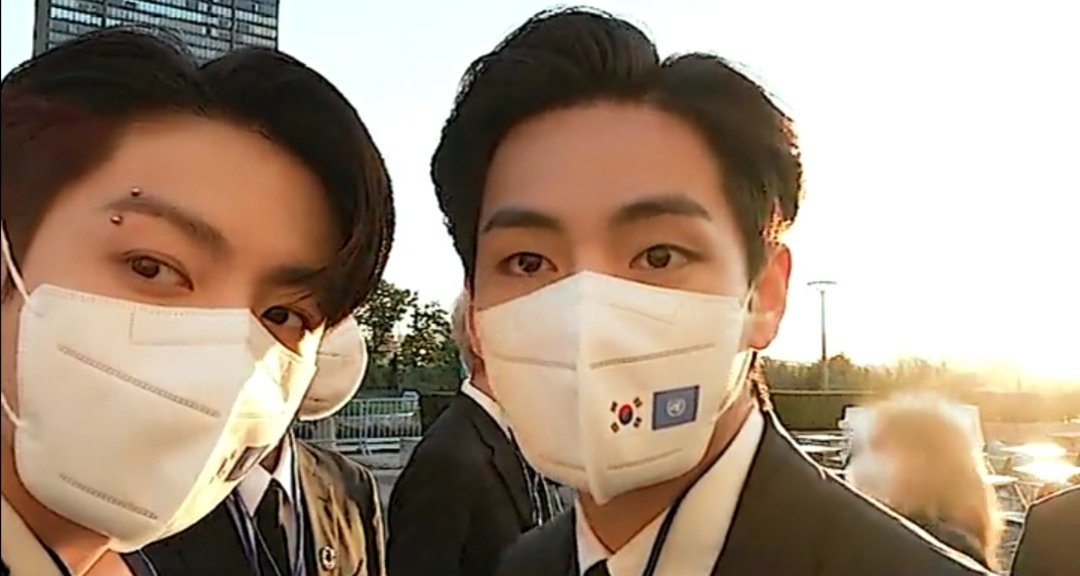 minikookv's tweet photo. happiness looks good on them https://t.co/a24aGgjaww