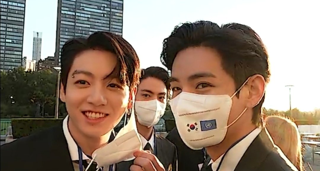 minikookv's tweet photo. happiness looks good on them https://t.co/a24aGgjaww