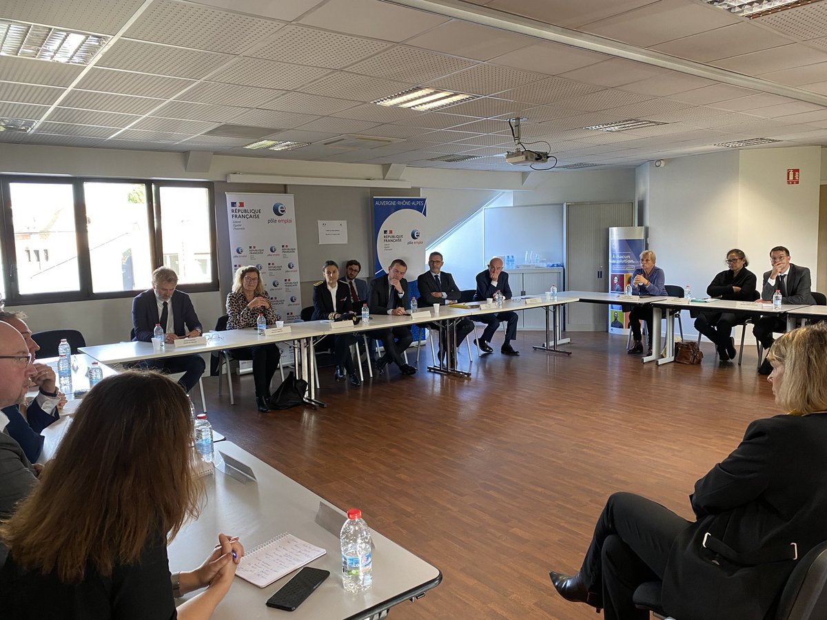 📌 Visite officielle de Mr Le Ministre <a href="/olivierdussopt/">Olivier Dussopt</a> à l’agence #poleemploi de #Moulins. 
Table ronde sur l’emploi des seniors et leur accompagnement.
Échanges avec des demandeurs d’emploi, des entreprises et des conseillers.
Merci aux collègues.
@pole_emploi @poleemploi_ara