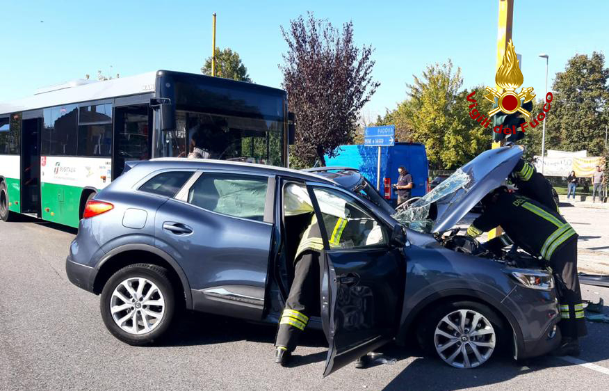 vvfveneto's tweet photo. #7ottobre #PonteSanNicolo’(PD), nel pomeriggio, incidente tra bus un del trasporto regionale e un’auto: 11 feriti lievi. #Vigilidelfuoco estraggono due persone all’interno dell’auto. Tutti i feriti presi in cura dal @SUEM_Veneto, intervenuti con più ambulanze e l’automedica https://t.co/PLGkyeU0t8