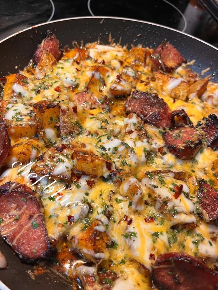 ButtahCuupB's tweet photo. 🫣 loaded skillet potatoes !? https://t.co/tUesDG0Myv