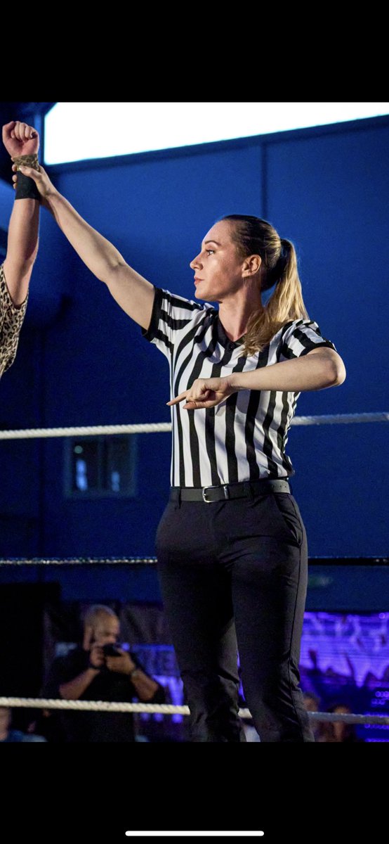 ArtemisCLMT's tweet photo. ☝🏻Winner winner chicken dinner 👈🏻

📷 @_alexrebstock 

#arbitre #referee #catch #ring #femalereferee #ladyref https://t.co/hlr5O1gx85