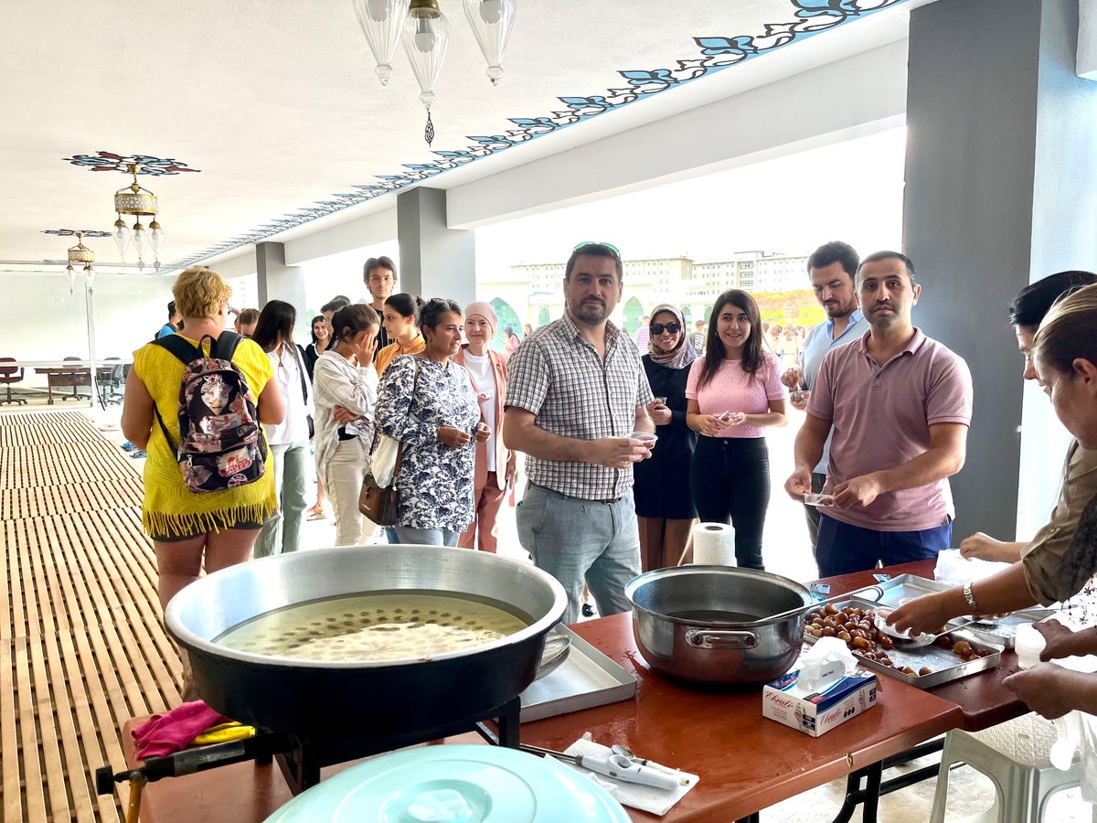 alkutomer's tweet photo. Bugün Üniversitemiz tarafından Mevlid Kandiline özel lokma dağıtımı yapıldı. Öğrencilerimize bugünün ruhunu yaşatmak, kültürümüzü tanıtmak ve geleneklerimi aktarmak için oradaydık. Kandilimiz mübarek olsun. 
#MevlidKandilimizMübarekOlsun https://t.co/PsmeHKUhhp