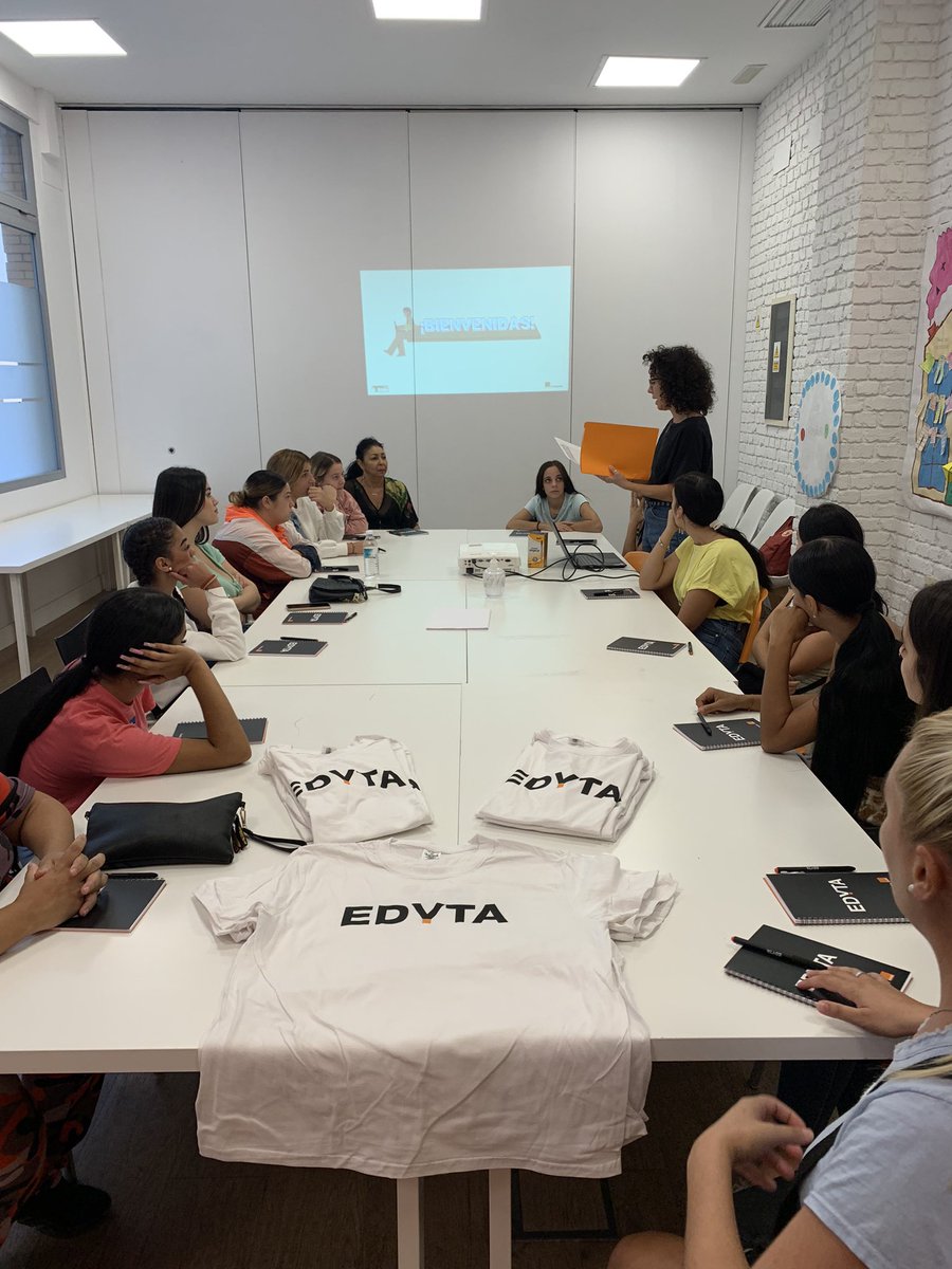 gitanos_org_MAL's tweet photo. 15 mujeres gitanas mejorarán su empleabilidad a través de competencias digitales, con la III Edición EDYTA de @gitanos_org_MAL @fundacionorange. “Abrirme al mundo digital”o”Ejercer mi ciudadanía”son algunos de los módulos formativos de las 120H.totales (29.09 al 18.11 2022) https://t.co/mnoY9kmAdL