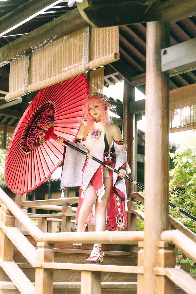 原神 八重神子
#GenshinImpact #YaeMiko
.
  "我第一喜欢的是他人的故事，第二喜欢的就是看他人烦恼的神色，两者若是在一起，哈，那可是相得益彰的有趣啊。"