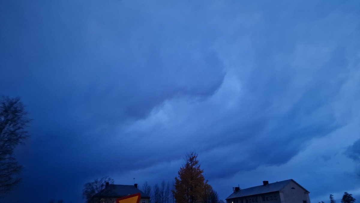 AsaMariaHedberg's tweet photo. Vilka otroligt skumma moln!
Med glassbilen tutande lite lagom skevt i bakgrunden så undrar man ju lite lätt om det istället är undergången som kommer först till Hammerdal innan ni andra får vara med?
#nofilter #Hammerdal https://t.co/TYBCOSJWpu