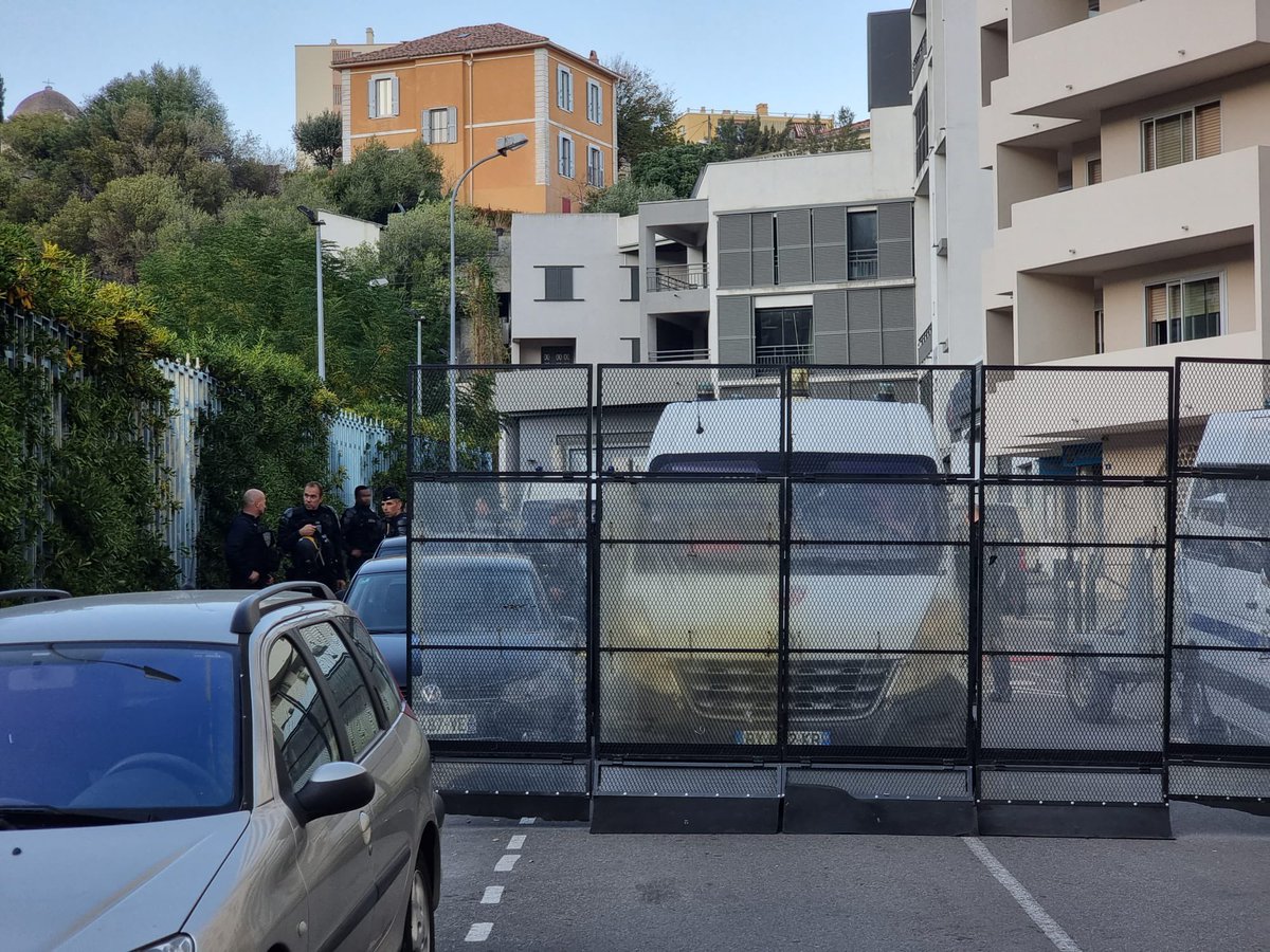 FTViaStella's tweet photo. Important dispositif de sécurité mis en place aux abords de la préfecture de Bastia. Selon nos informations, le déploiement serait en lien avec le verdict attendu ce soir dans le procès de l’affaire Maxime #Beux https://t.co/l4QAVk40Vx