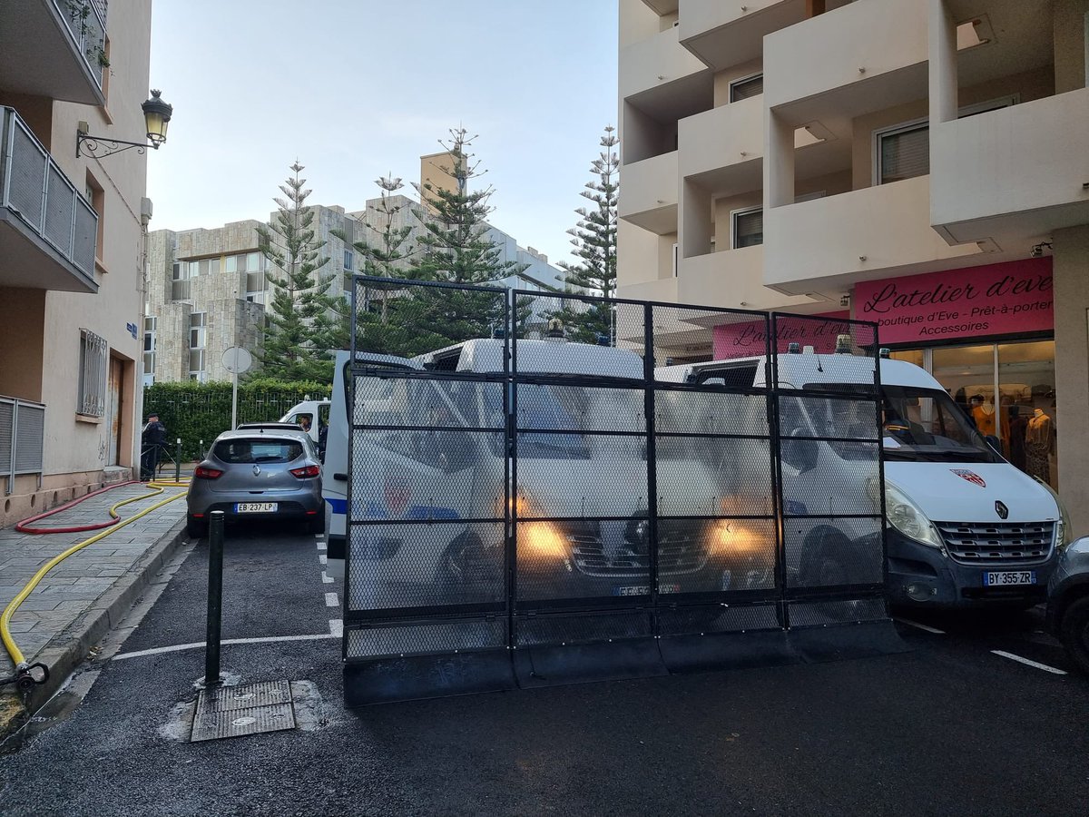 FTViaStella's tweet photo. Important dispositif de sécurité mis en place aux abords de la préfecture de Bastia. Selon nos informations, le déploiement serait en lien avec le verdict attendu ce soir dans le procès de l’affaire Maxime #Beux https://t.co/l4QAVk40Vx