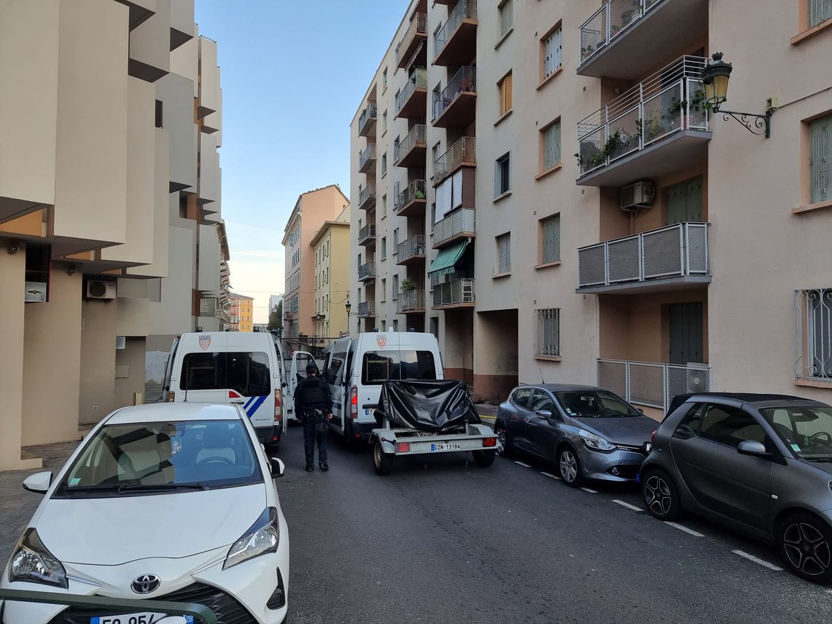FTViaStella's tweet photo. Important dispositif de sécurité mis en place aux abords de la préfecture de Bastia. Selon nos informations, le déploiement serait en lien avec le verdict attendu ce soir dans le procès de l’affaire Maxime #Beux https://t.co/l4QAVk40Vx