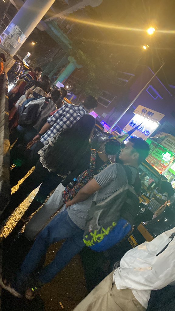 HarshikaPethani's tweet photo. Why can’t there be a solution to akurli  road traffic. It’s been a month since I have shifted from Mira Road to Kandivali East Lokhandwala Looks Like a bad decision  and almost every day post work have been waiting for 40 minutes for Rick line. https://t.co/LLyHIY0Ocp