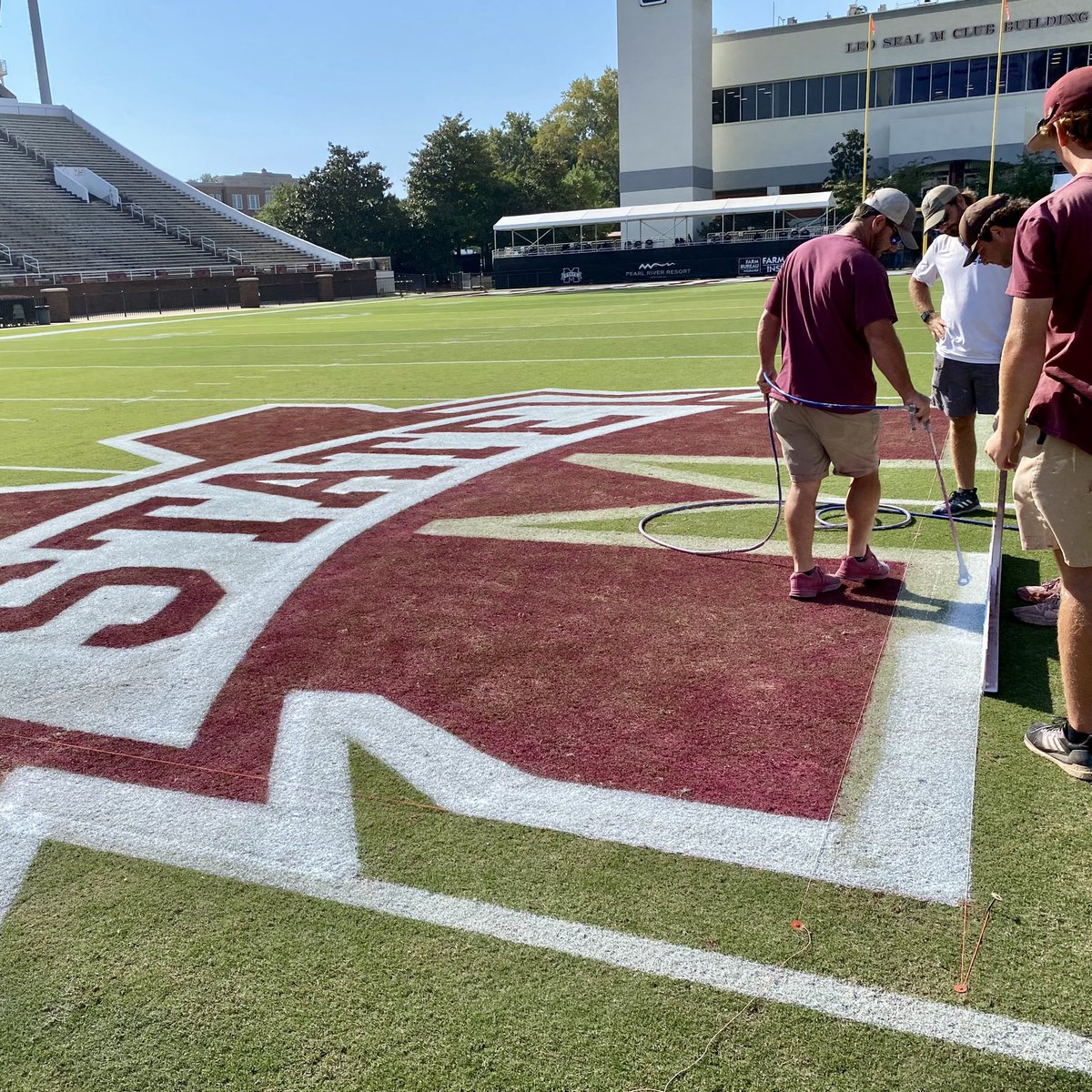 BradleyGarrison's tweet photo. Thanks @msudawg2004 for the โWorld Classโ visit & paint demonstration! I appreciate your pride in the maroon & white! #HailState #StateProud #WeRingTrue @wc_paints https://t.co/3d8jmJFJPi