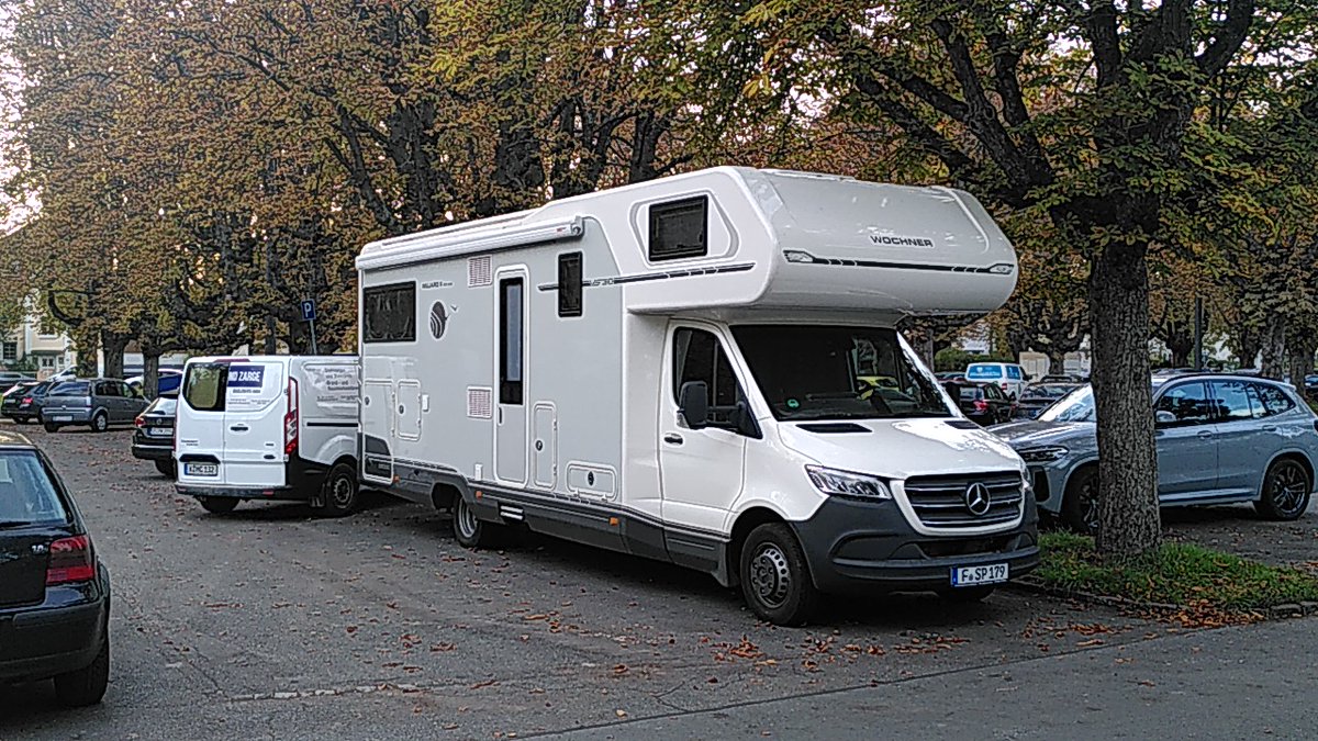 Wenn das ein <a href="/beetmobil/">Beetmobil Frankfurt</a> wäre, uiuiui ...
Aber für Ferienhäuser auf Rädern ist es völlig ok, da wochenlang zu stehen.
Ab wann endlich Vermietungspflicht für ungenutzte Wohnmobile auf öffentlichen Flächen an Wohnungssuchende?!