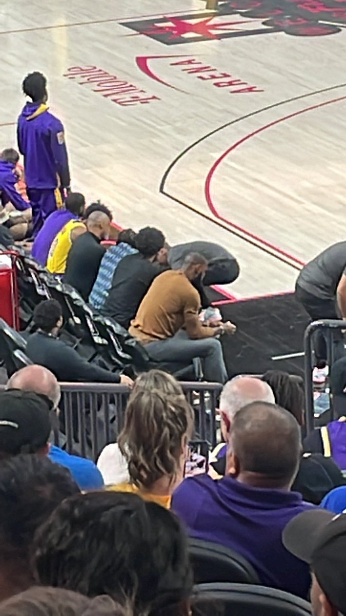IUSTEYTUD's tweet photo. @KingJames hello Lebron I traveled from Mexico City with my wife to see you play, it was not possible, I yelled and yelled and yelled at you, my throat died, I couldn't turn around and you just waved your hand greeting the public.  please, a gesture to greet your audience. https://t.co/s2p2uWBlO3