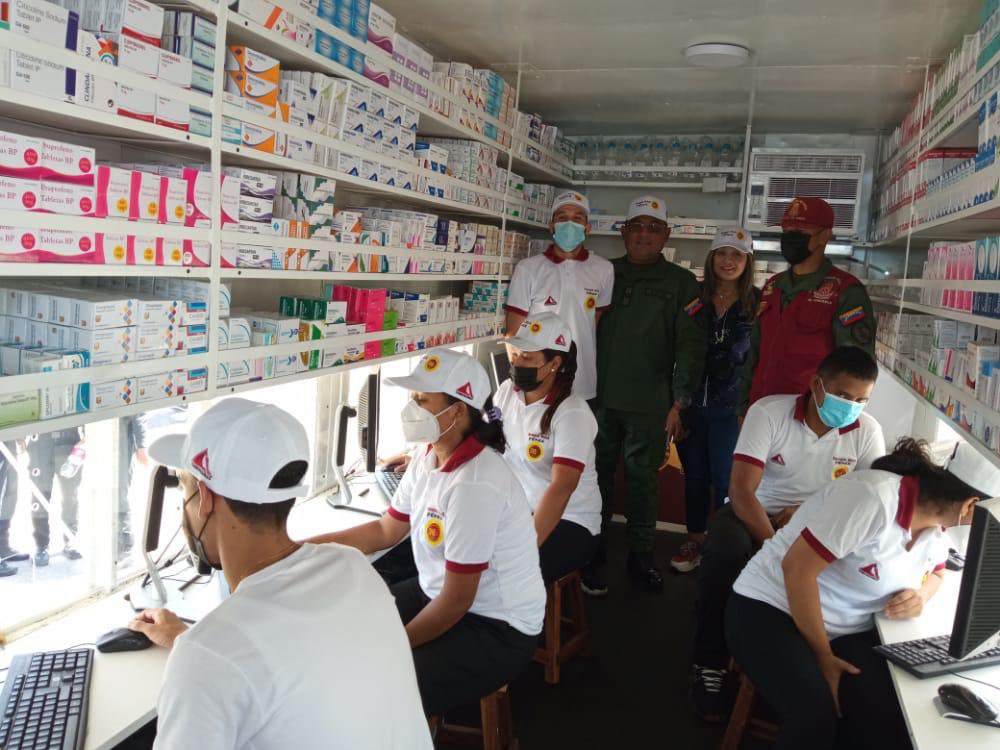 dhernandezlarez's tweet photo. FANB con la GNB al frente, brindando bienestar en el área de salud a nuestro pueblo con el expendio de medicinas a bajo costo desde las farmacias móviles Fénix, renaciendo de entre la trama del bloqueo imperial ! https://t.co/iAxPaCi5Ki