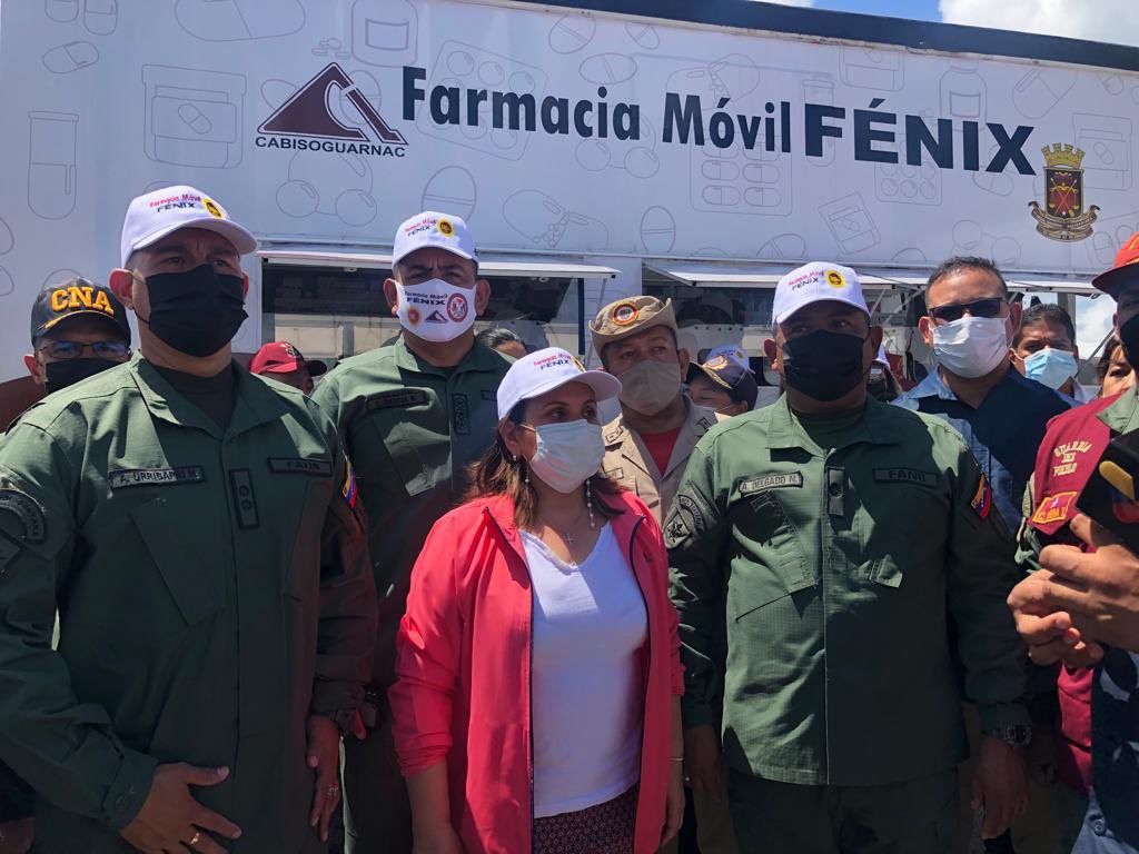 dhernandezlarez's tweet photo. FANB con la GNB al frente, brindando bienestar en el área de salud a nuestro pueblo con el expendio de medicinas a bajo costo desde las farmacias móviles Fénix, renaciendo de entre la trama del bloqueo imperial ! https://t.co/iAxPaCi5Ki