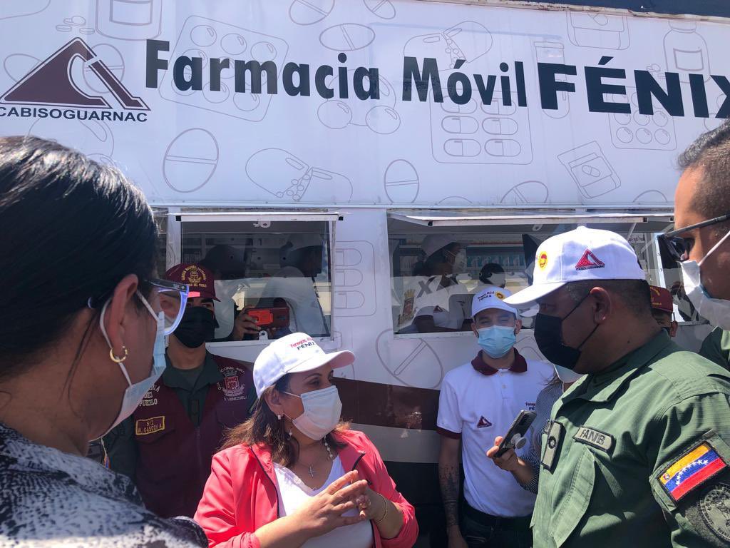 dhernandezlarez's tweet photo. FANB con la GNB al frente, brindando bienestar en el área de salud a nuestro pueblo con el expendio de medicinas a bajo costo desde las farmacias móviles Fénix, renaciendo de entre la trama del bloqueo imperial ! https://t.co/iAxPaCi5Ki